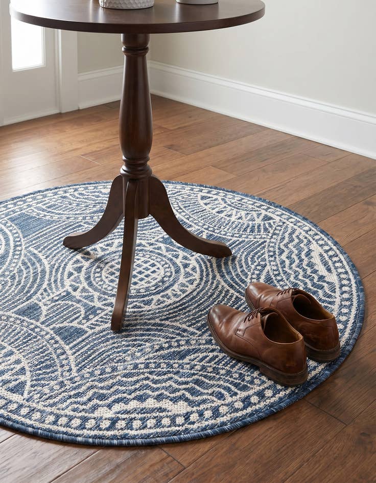 Detail image of 3' x 3' Easy-Clean Traditional Indoor / Outdoor Round Rug