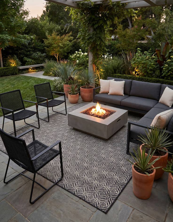 Detail image of 7' 10 x 7' 10 Easy-Clean Trellis Indoor / Outdoor Square Rug