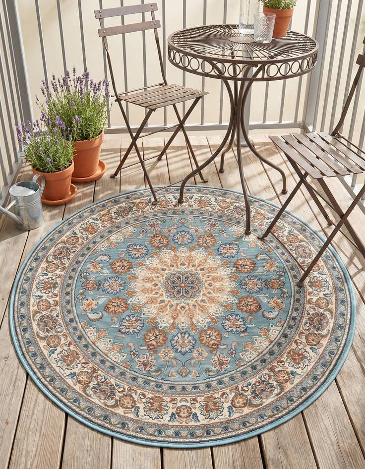 Detail image of 4' 1 x 4' 1 Easy-Clean Traditional Indoor / Outdoor Round Rug