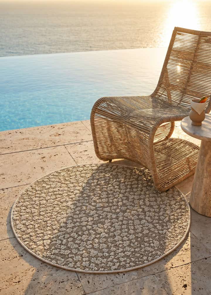3' 1 x 3' 1 Easy-Clean Safari Indoor / Outdoor Round Rug