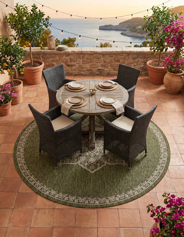 Detail image of 7' 10 x 7' 10 Easy-Clean Traditional Indoor / Outdoor Round Rug