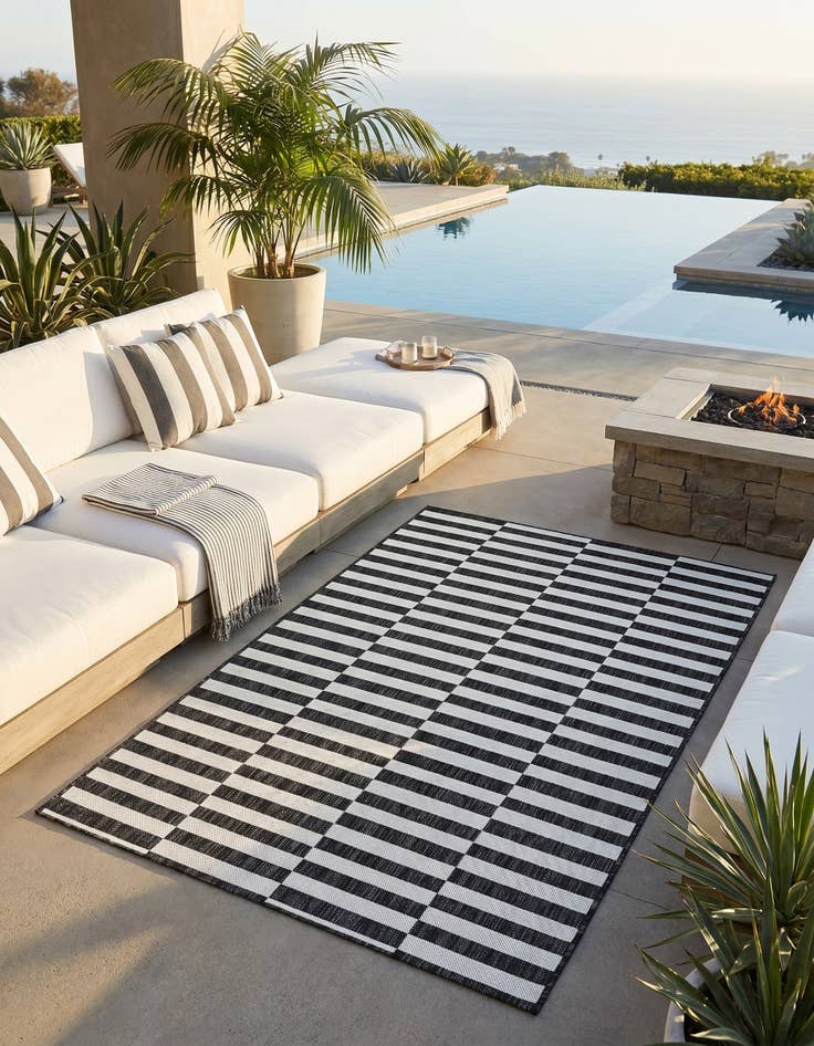 Detail image of 4' x 6' Easy-Clean Ribbon Indoor / Outdoor Rug