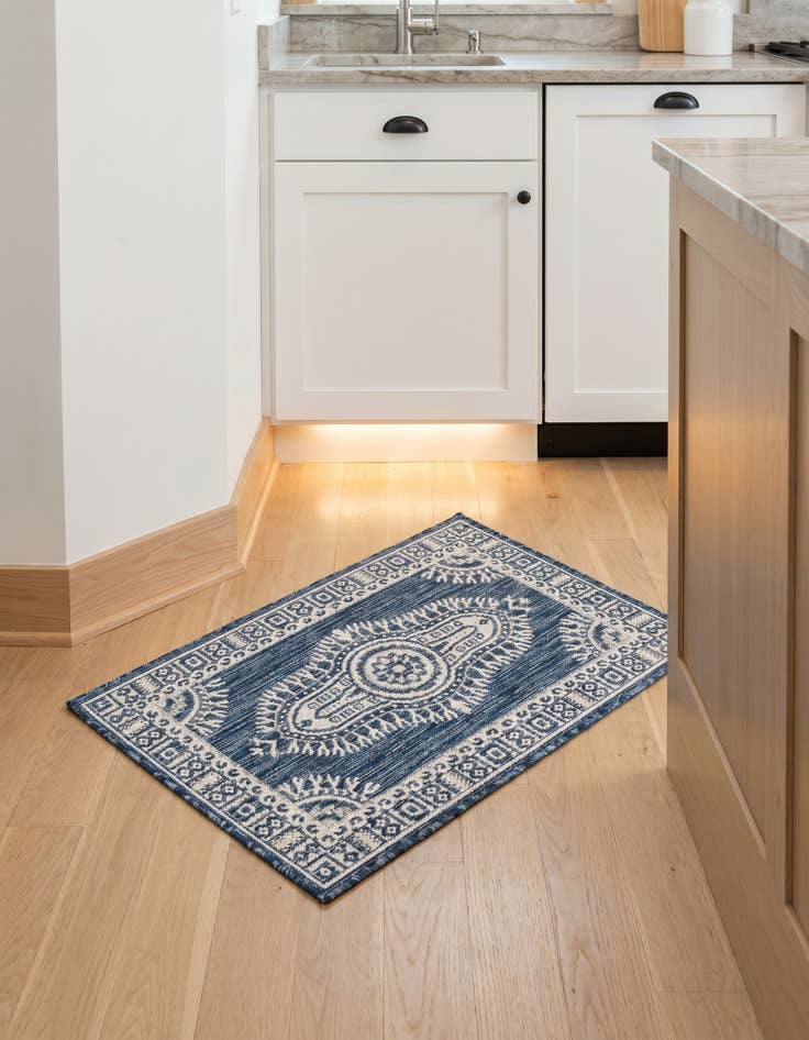 Detail image of 2' x 3' Easy-Clean Traditional Indoor / Outdoor Rug