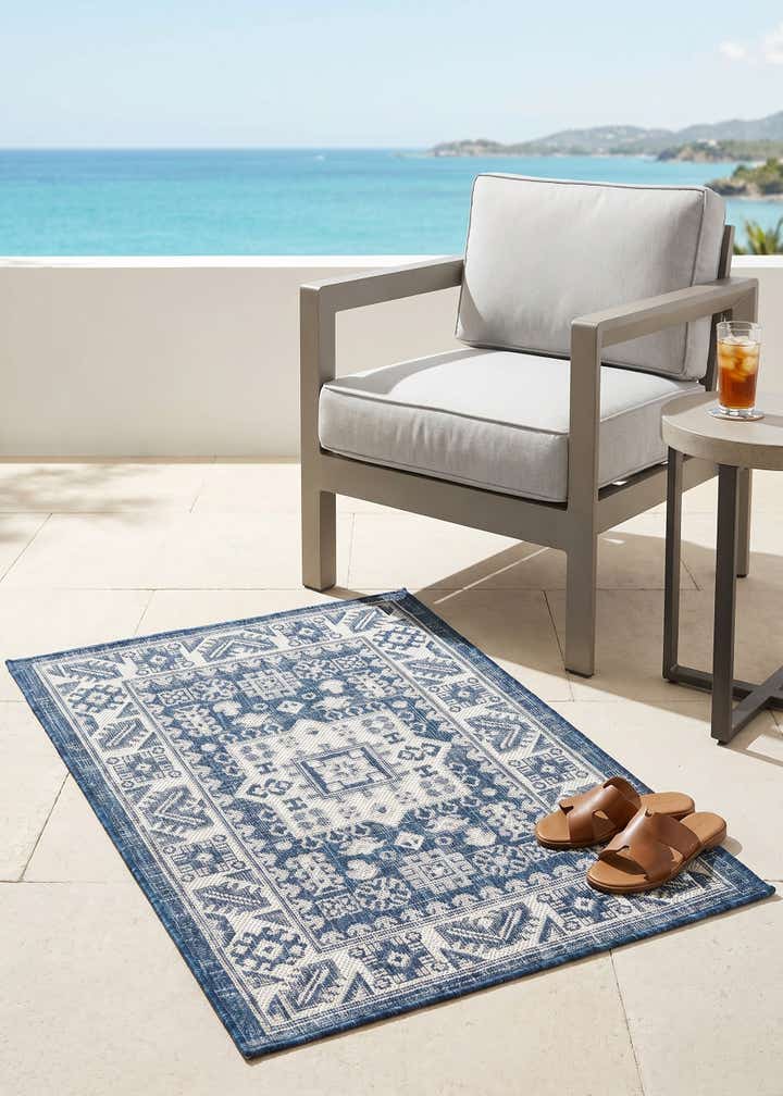 2' x 3' Easy-Clean Aztec Indoor / Outdoor Rug