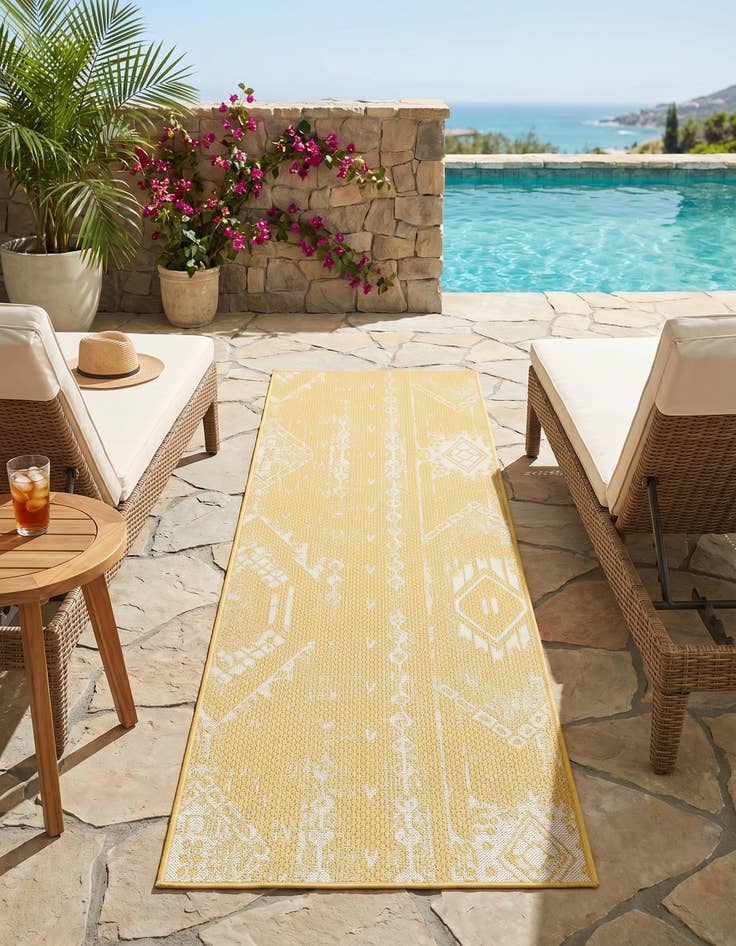 Detail image of 2' 7 x 8' Easy-Clean Bohemian Indoor / Outdoor Runner Rug