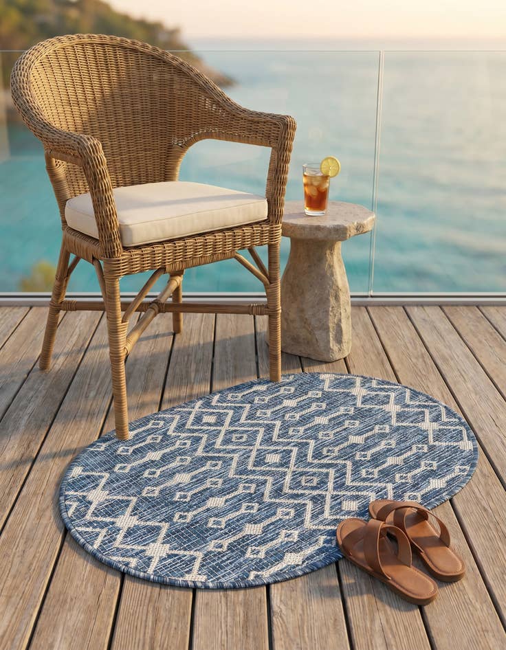 Detail image of 2' x 3' Easy-Clean Lattice Indoor / Outdoor Oval Rug