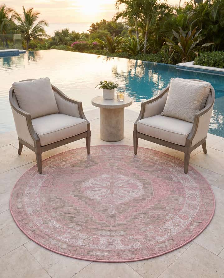 5' 3 x 5' 3 Easy-Clean Traditional Indoor / Outdoor Round Rug
