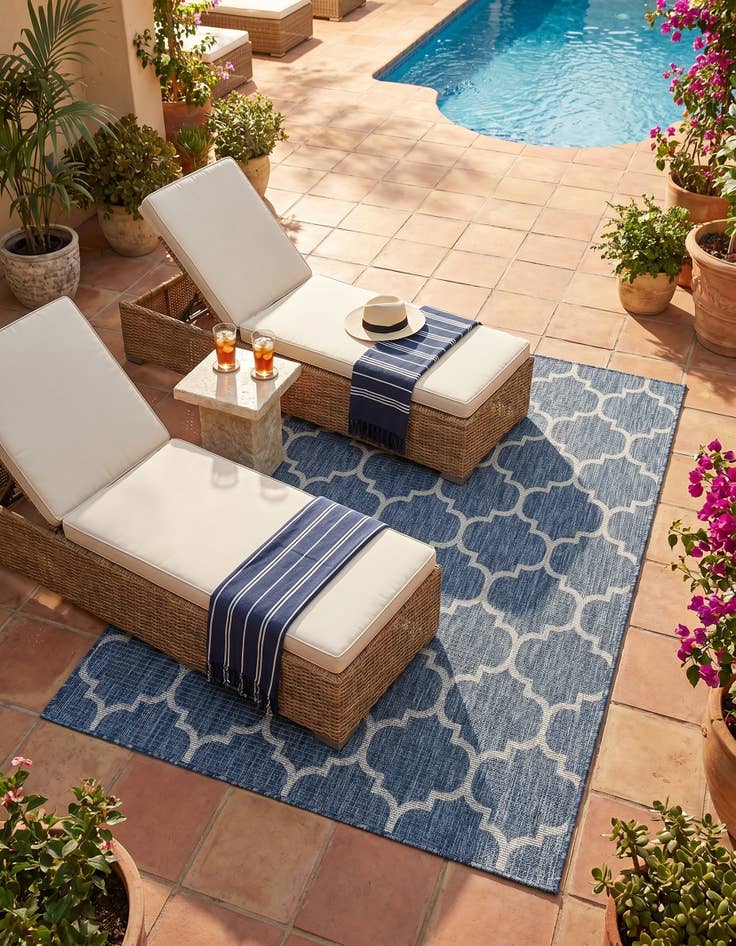 Detail image of 5' 3 x 8' Easy-Clean Lattice Indoor / Outdoor Rug