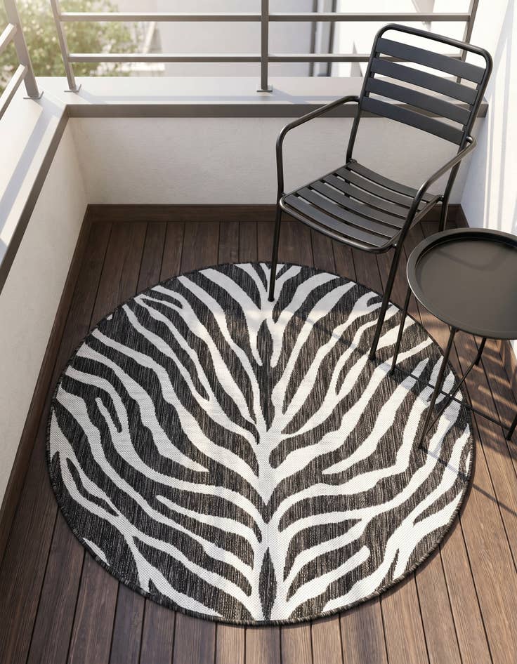 Detail image of 4' x 4' Easy-Clean Safari Indoor / Outdoor Round Rug