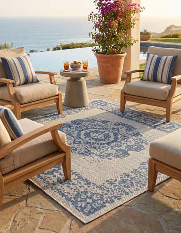 6' x 6' Easy-Clean Traditional Indoor / Outdoor Square Rug