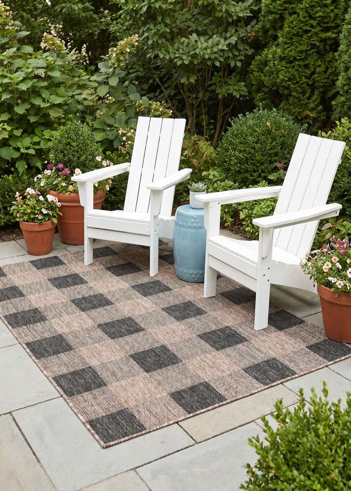 4' x 6' Easy-Clean Checkered Indoor / Outdoor Rug