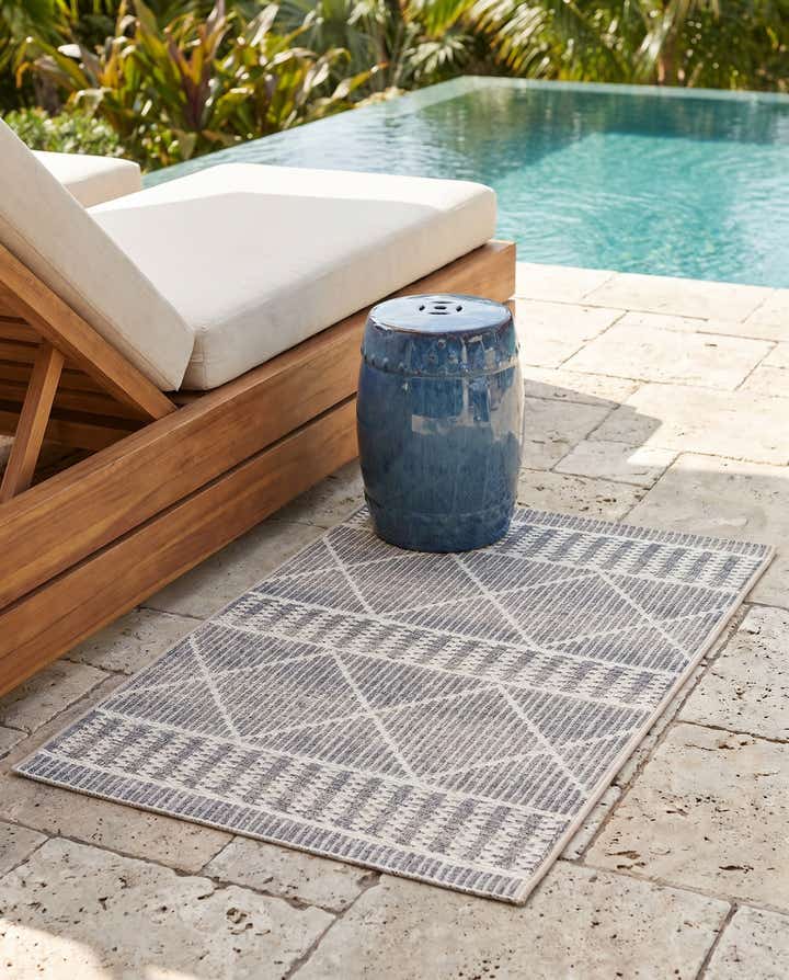 2' x 3' Easy-Clean Lattice Indoor / Outdoor Rug