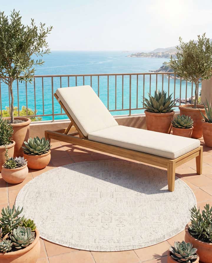 4' x 4' Easy-Clean Aztec Indoor / Outdoor Round Rug