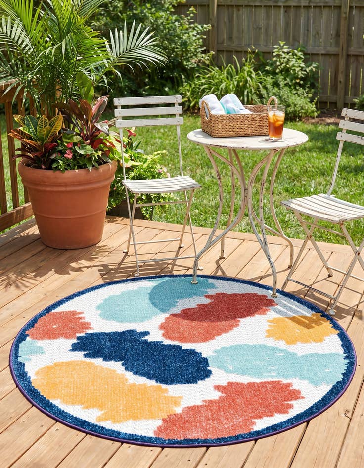 Detail image of 3' 3 x 3' 3 Easy-Clean Belize Indoor / Outdoor Round Rug