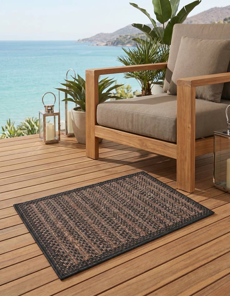 Detail image of 2' 2 x 3' Easy-Clean Border Indoor / Outdoor Rug
