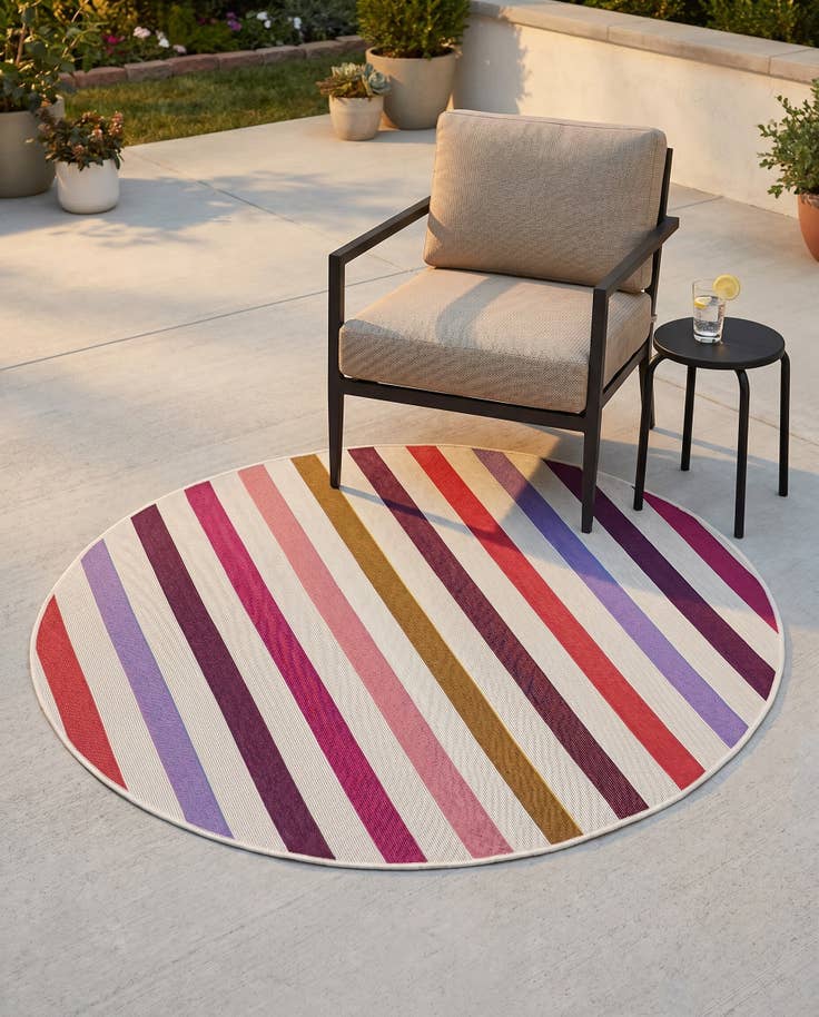 Detail image of 4' x 4' Easy-Clean Striped Indoor / Outdoor Round Rug