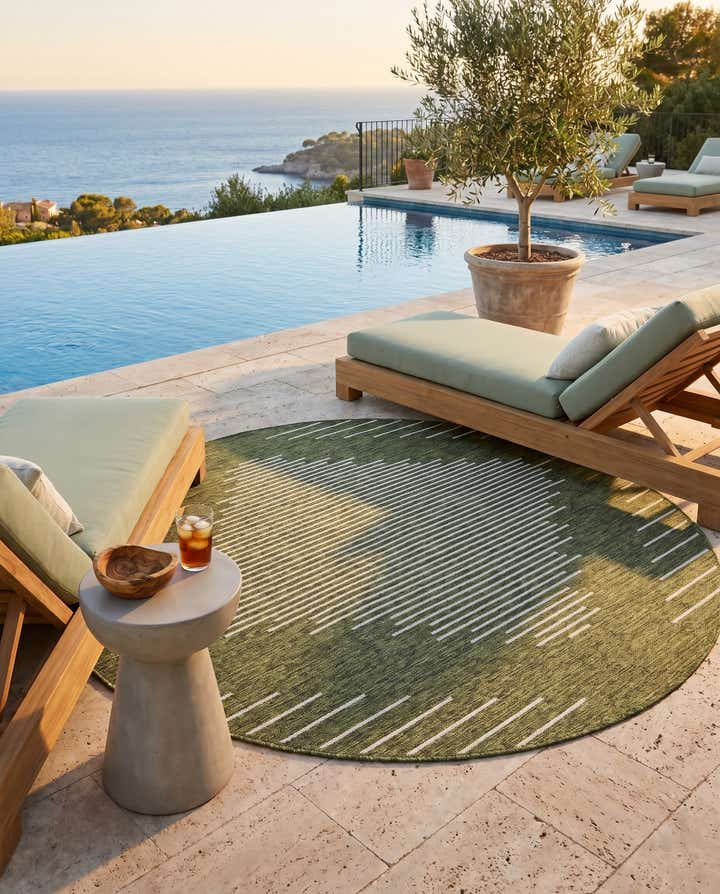 7' 10 x 7' 10 Easy-Clean Modern Indoor / Outdoor Round Rug