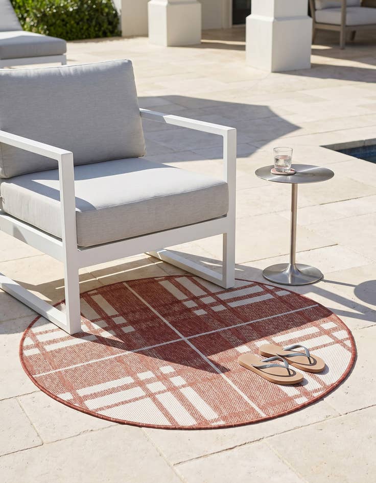 Detail image of 3' x 3' Easy-Clean Checkered Indoor / Outdoor Round Rug