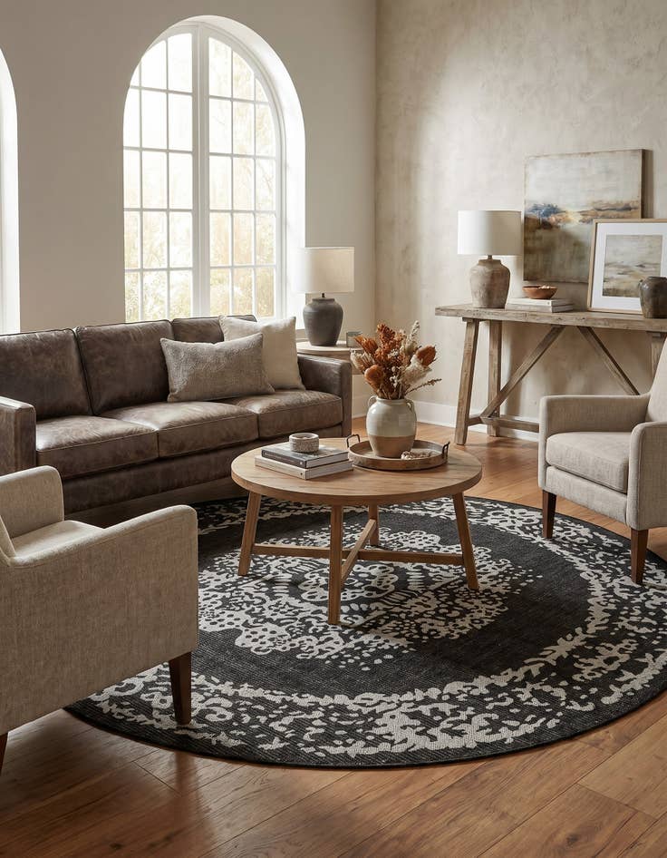 Detail image of 7' 10 x 7' 10 Easy-Clean Traditional Indoor / Outdoor Round Rug