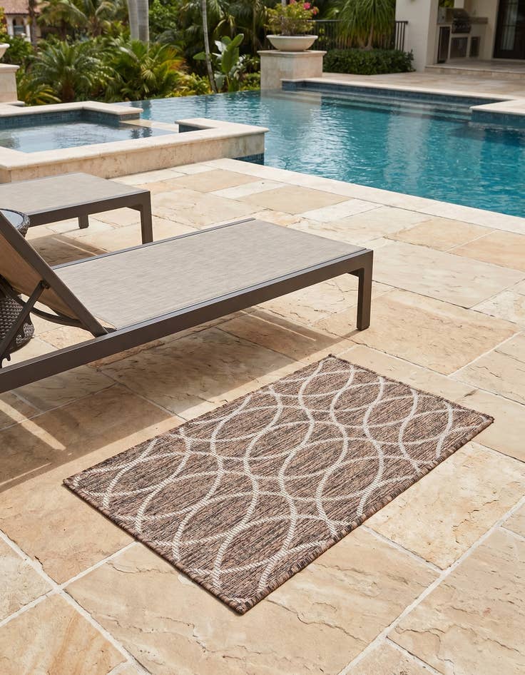 Detail image of 2' x 3' Easy-Clean Trellis Indoor / Outdoor Rug