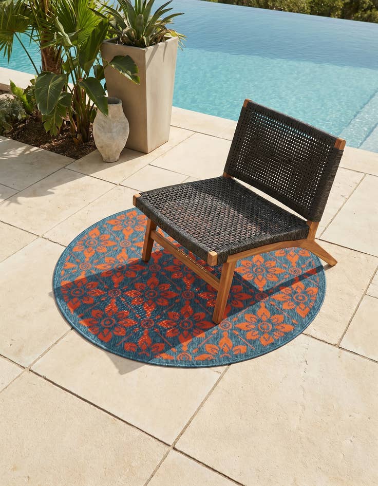 Detail image of 4' x 4' Easy-Clean Trellis Indoor / Outdoor Round Rug