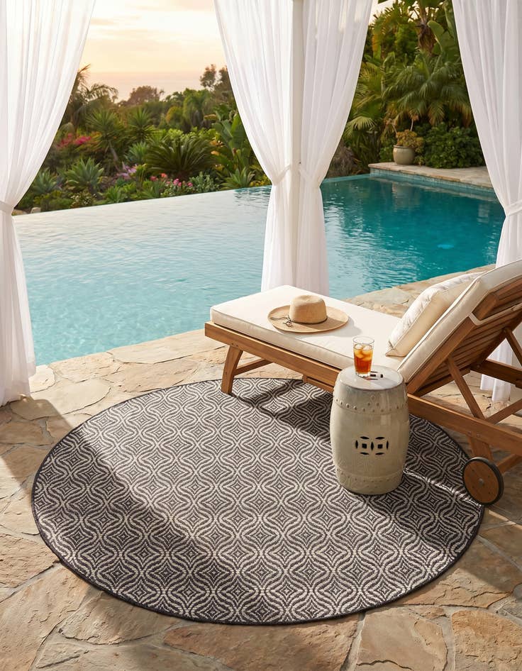 Detail image of 5' 3 x 5' 3 Easy-Clean Trellis Indoor / Outdoor Round Rug