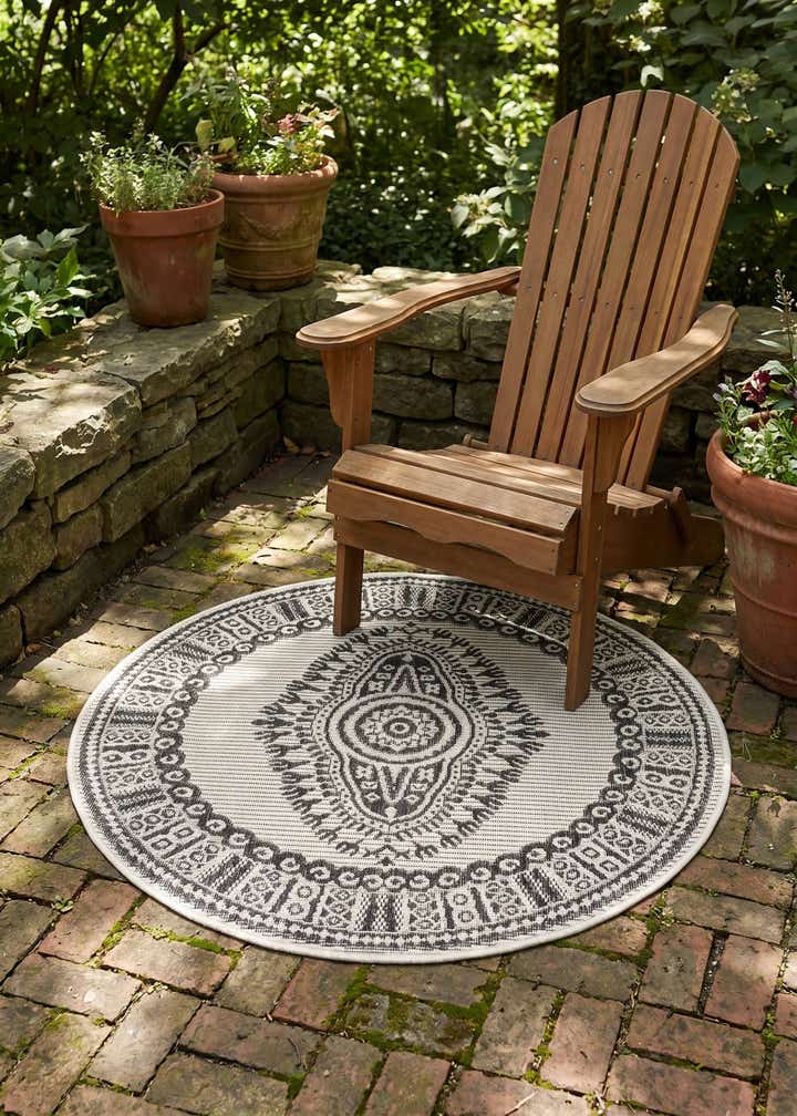 3' x 3' Easy-Clean Traditional Indoor / Outdoor Round Rug