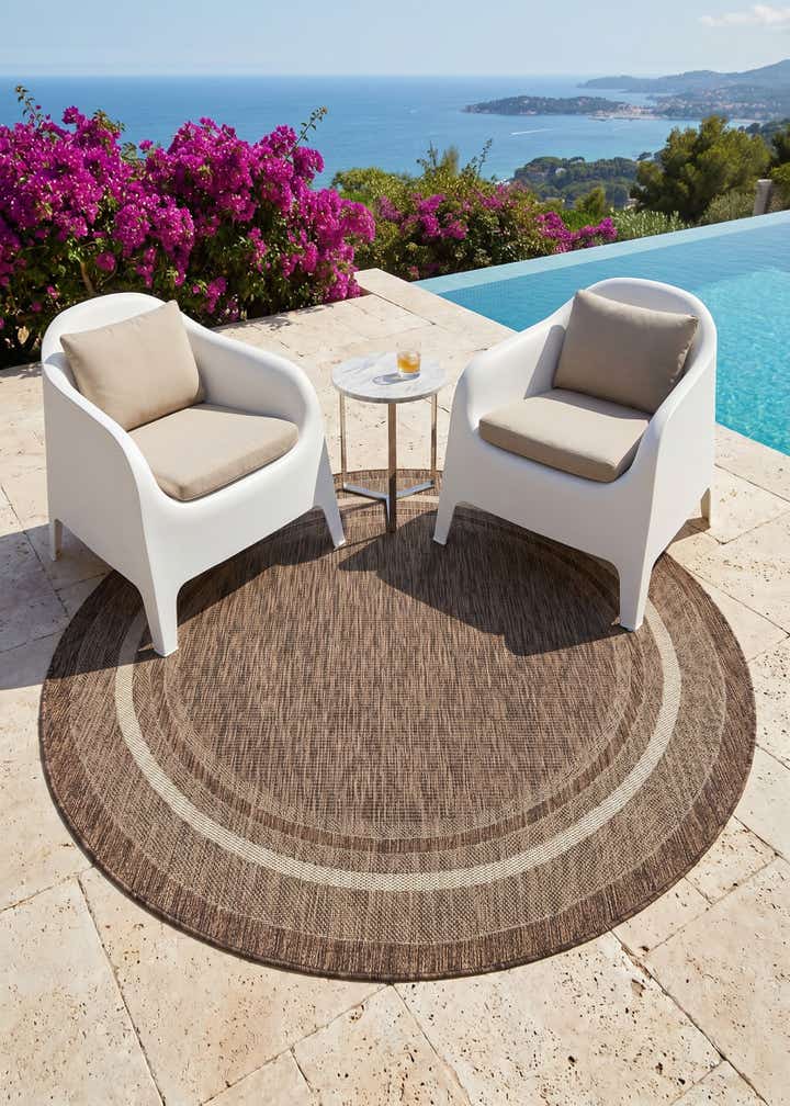 6' 1 x 6' 1 Easy-Clean Border Indoor / Outdoor Round Rug