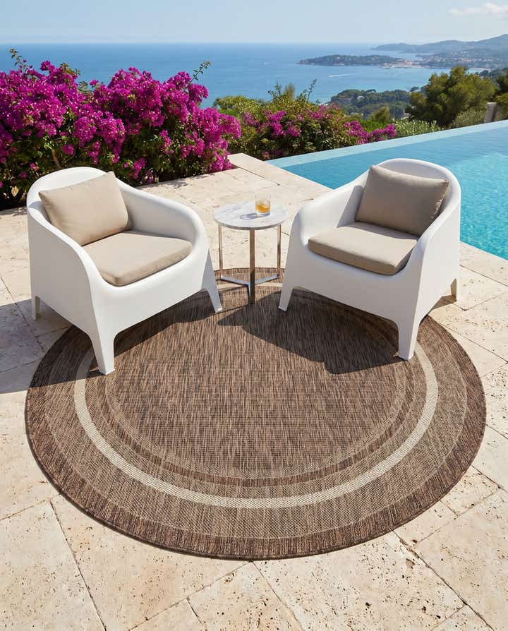 6' 1 x 6' 1 Easy-Clean Border Indoor / Outdoor Round Rug