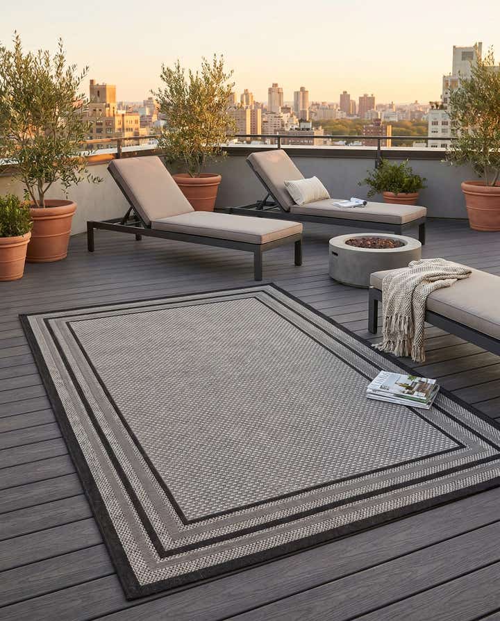 5' 3 x 8' Easy-Clean Border Indoor / Outdoor Rug
