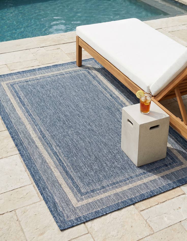 Detail image of 3' x 5' 3 Easy-Clean Border Indoor / Outdoor Rug