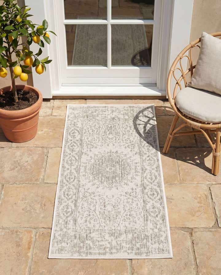 2' x 4' Easy-Clean Traditional Indoor / Outdoor Runner Rug
