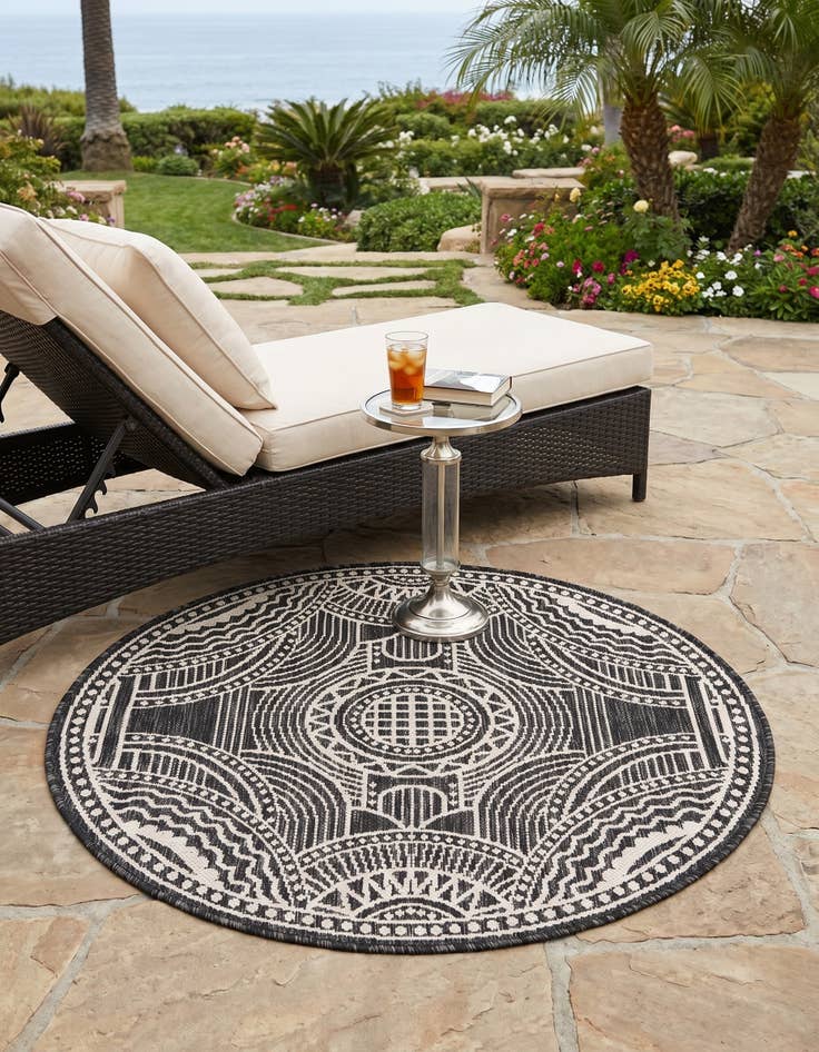 Detail image of 3' 1 x 3' 1 Easy-Clean Traditional Indoor / Outdoor Round Rug