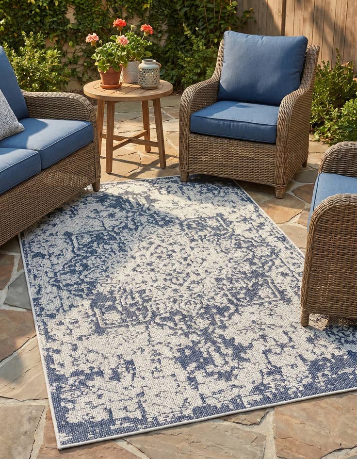 Detail image of 4' 1 x 6' 1 Easy-Clean Traditional Indoor / Outdoor Rug