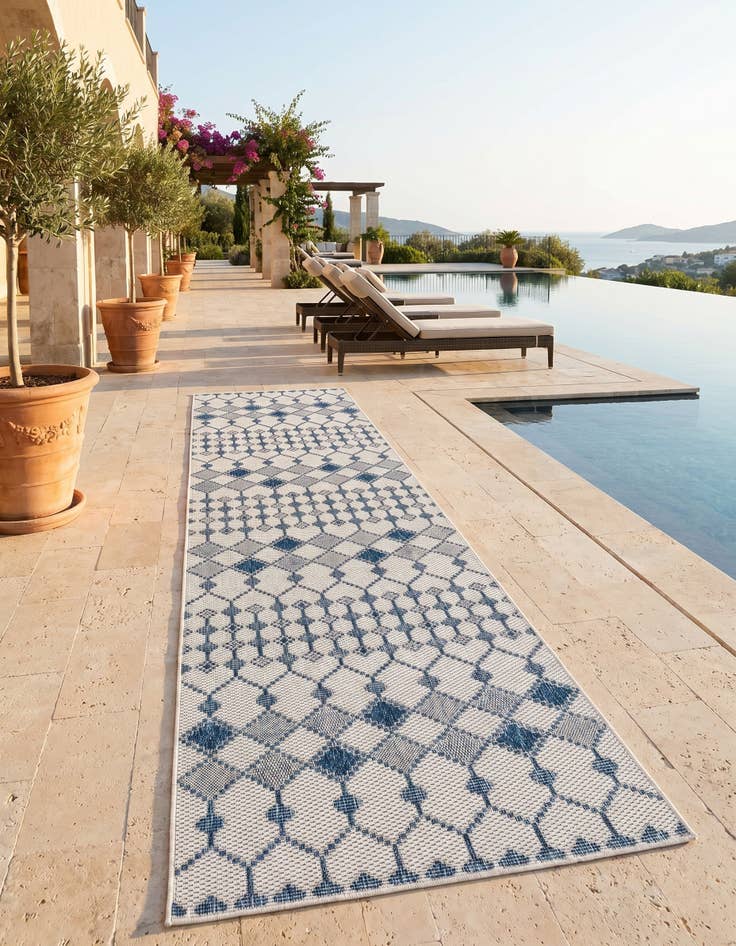 Detail image of 2' 7 x 10' Easy-Clean Trellis Indoor / Outdoor Runner Rug