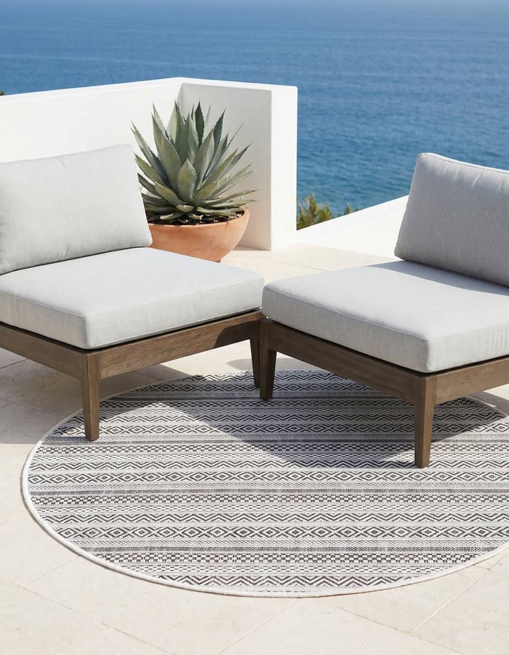 Detail image of 4' x 4' Easy-Clean Ribbon Indoor / Outdoor Round Rug