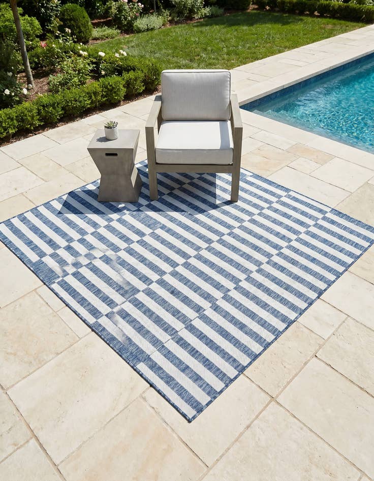Detail image of 5' 3 x 5' 3 Easy-Clean Ribbon Indoor / Outdoor Square Rug