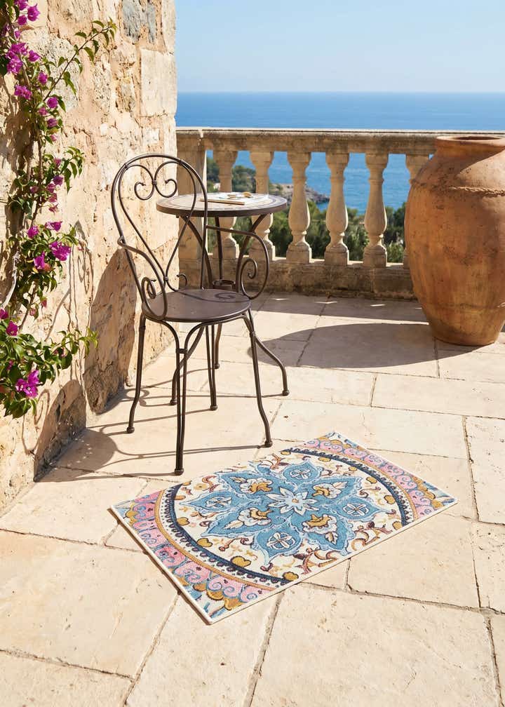 2' x 3' Easy-Clean Traditional Indoor / Outdoor Rug