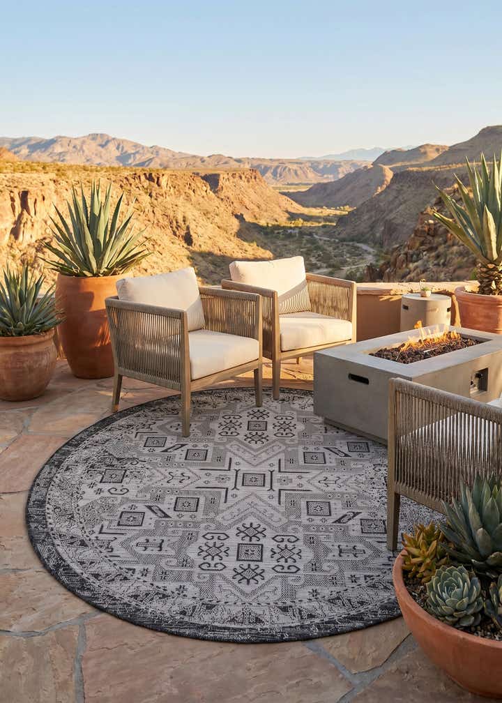 6' x 6' Easy-Clean Aztec Indoor / Outdoor Round Rug