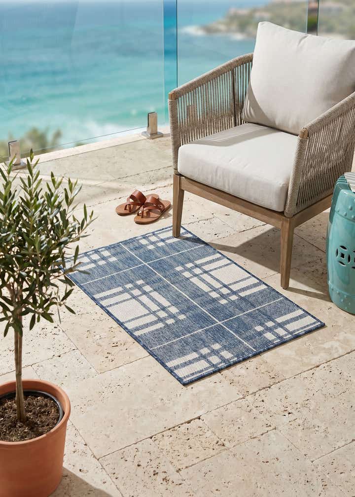 2' x 3' Easy-Clean Checkered Indoor / Outdoor Rug