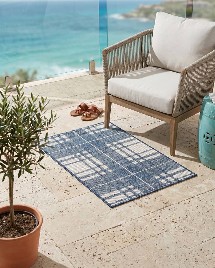Detail image of 2' x 3' Easy-Clean Checkered Indoor / Outdoor Rug