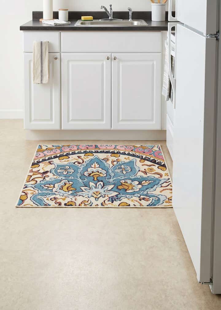 2' x 3' Easy-Clean Traditional Indoor / Outdoor Rug