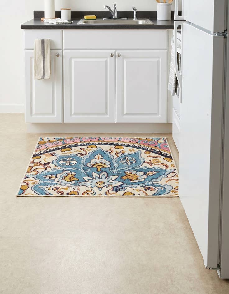 Detail image of 2' x 3' Easy-Clean Traditional Indoor / Outdoor Rug