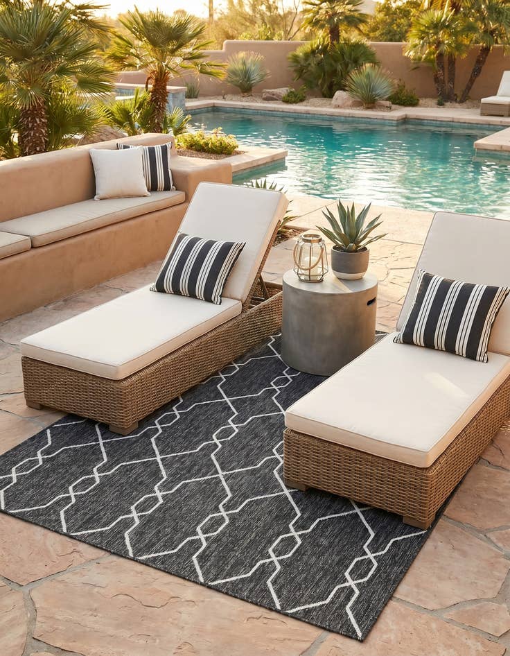 Detail image of 5' 3 x 8' Easy-Clean Lattice Indoor / Outdoor Rug