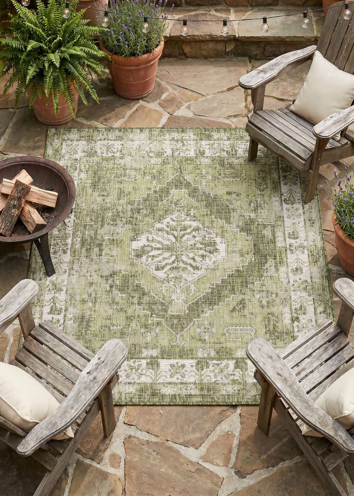 5' 3 x 5' 3 Easy-Clean Traditional Indoor / Outdoor Square Rug
