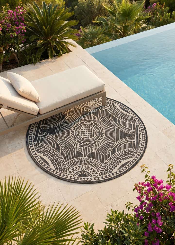 4' 1 x 4' 1 Easy-Clean Traditional Indoor / Outdoor Round Rug