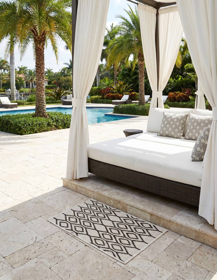 Detail image of 2' x 3' Easy-Clean Jill Zarin Turks and Caicos Indoor / Outdoor Rug