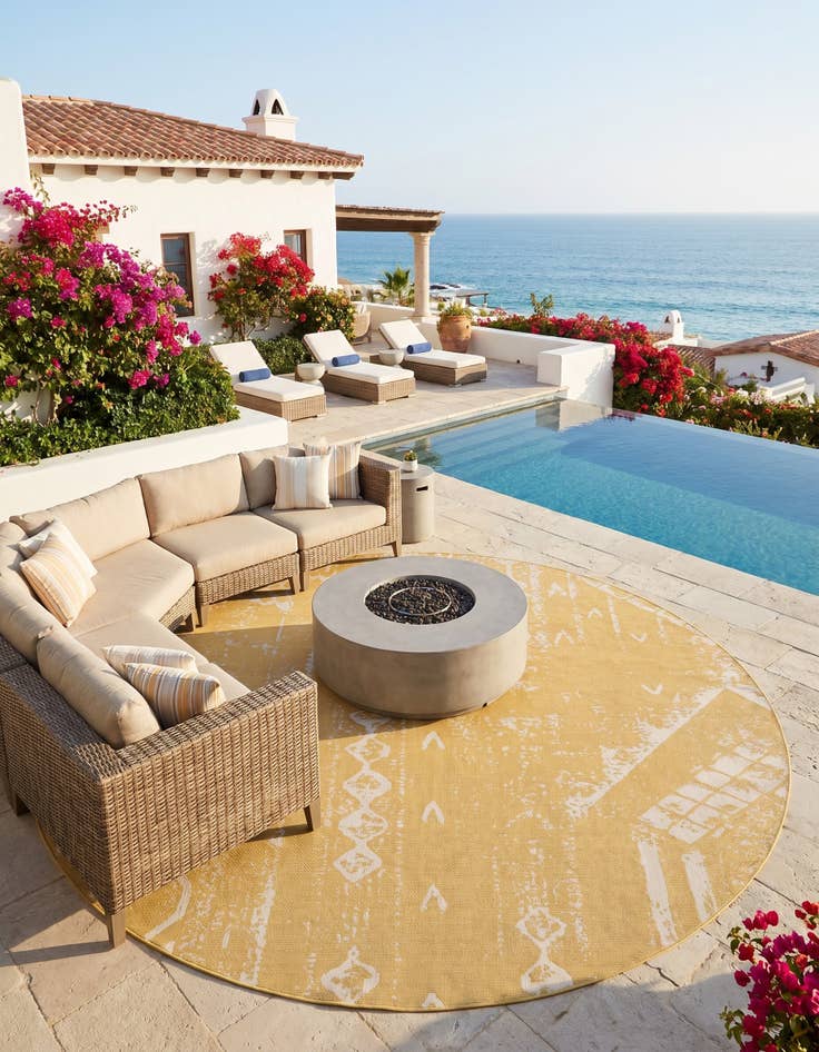 Detail image of 13' x 13' Easy-Clean Bohemian Indoor / Outdoor Round Rug