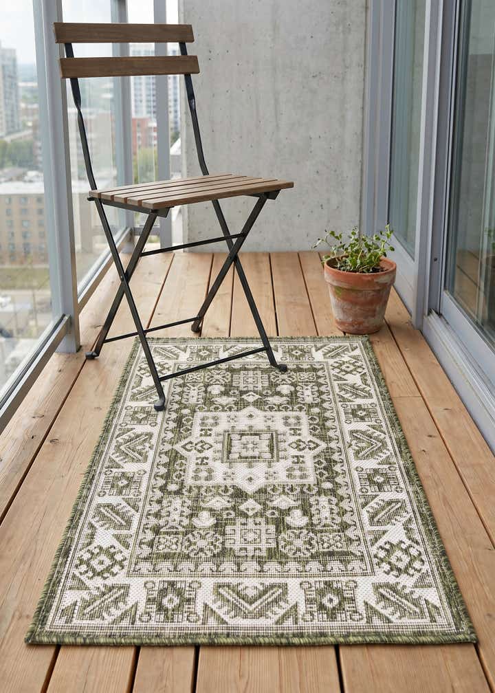 2' x 3' Easy-Clean Aztec Indoor / Outdoor Rug