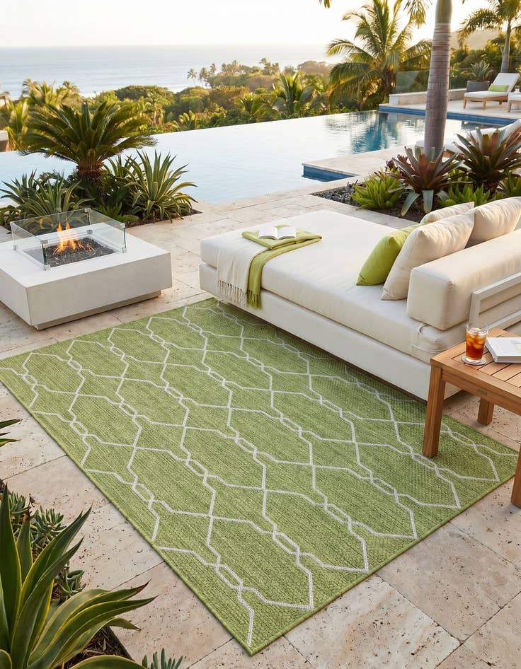 Detail image of 4' x 6' Easy-Clean Lattice Indoor / Outdoor Rug